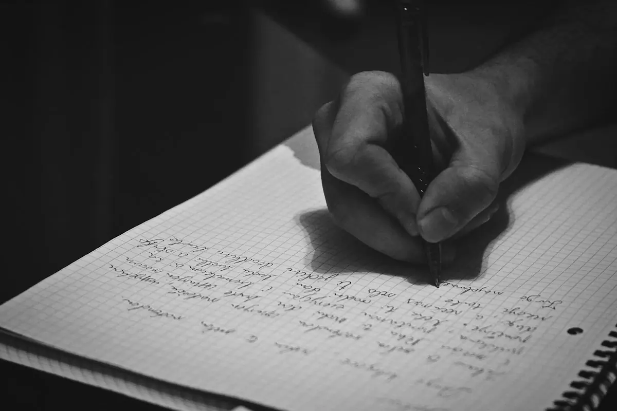 Pessoa escrevendo em um caderno